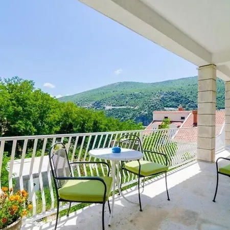 Peco - Three Bedroom With Balcony And Sea View Apartment *