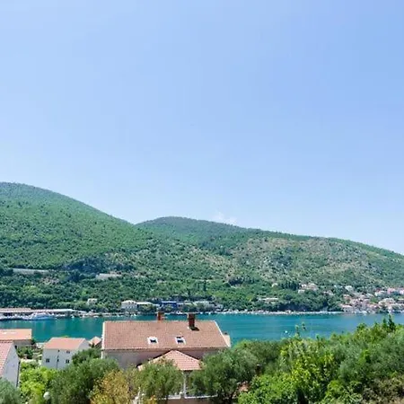 Peco - Three Bedroom With Balcony And Sea View Apartment *